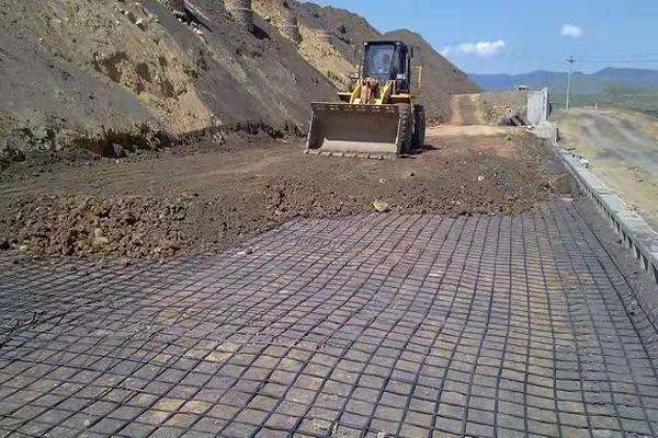 土工格栅在混凝土路面上具体的施工方法有哪些呢