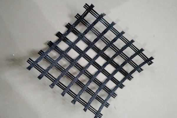 经编涤纶土工格栅与钢塑土工格栅的区别