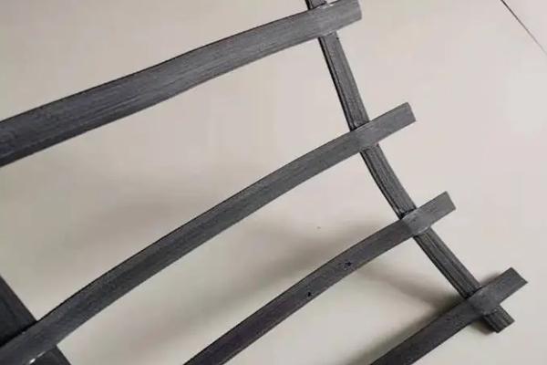 高韧性聚酯纱线集束土工格栅容易断裂吗 第1张