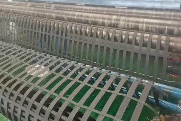 高韧性聚酯纱线集束土工格栅图片  第7张