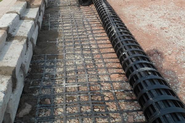 高韧性聚酯纱线集束土工格栅：如何助力公路路基加固和边坡防护？  第3张